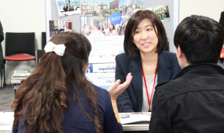 厳選した優良スペイン語学校<br />のスタッフが参加 学校の特徴やプログラム詳細はもちろん街の様子や留学中の生活について等、あなたが分からないことは直接聞いてみましょう。
留学前にスペイン語学校のスタッフとお話しできるのは
スペイン留学フェアだけです。