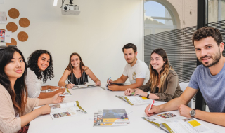 留学中の声を聞けたり<br />学校内ツアーが見れる 実際に留学されている方の様子などお話を聞けたり、学校の中を案内していただく学校内ツアーも予定しています。留学フェアでしか得られないリアルな情報が満載です。